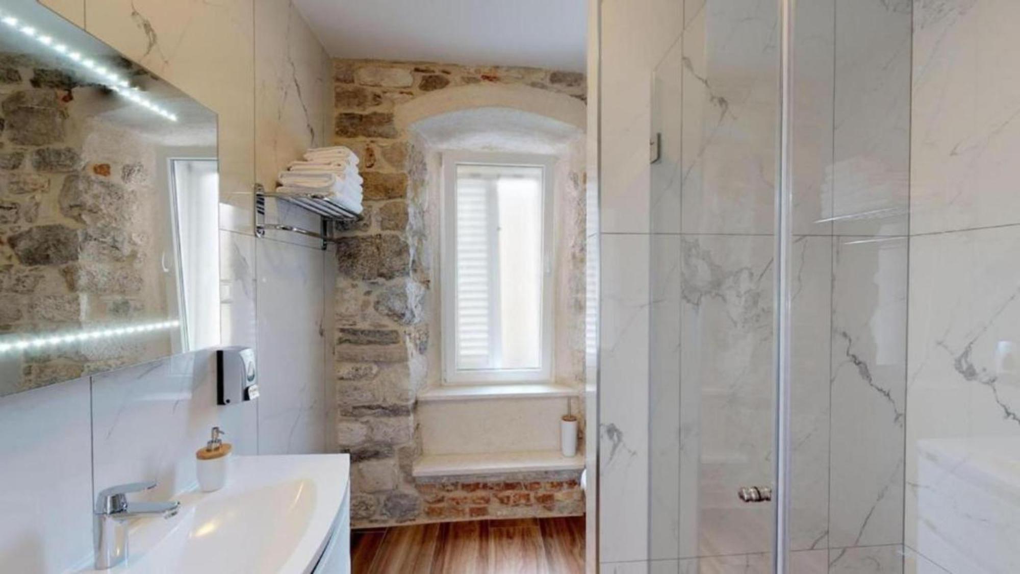 Chrysanta Apartment Split