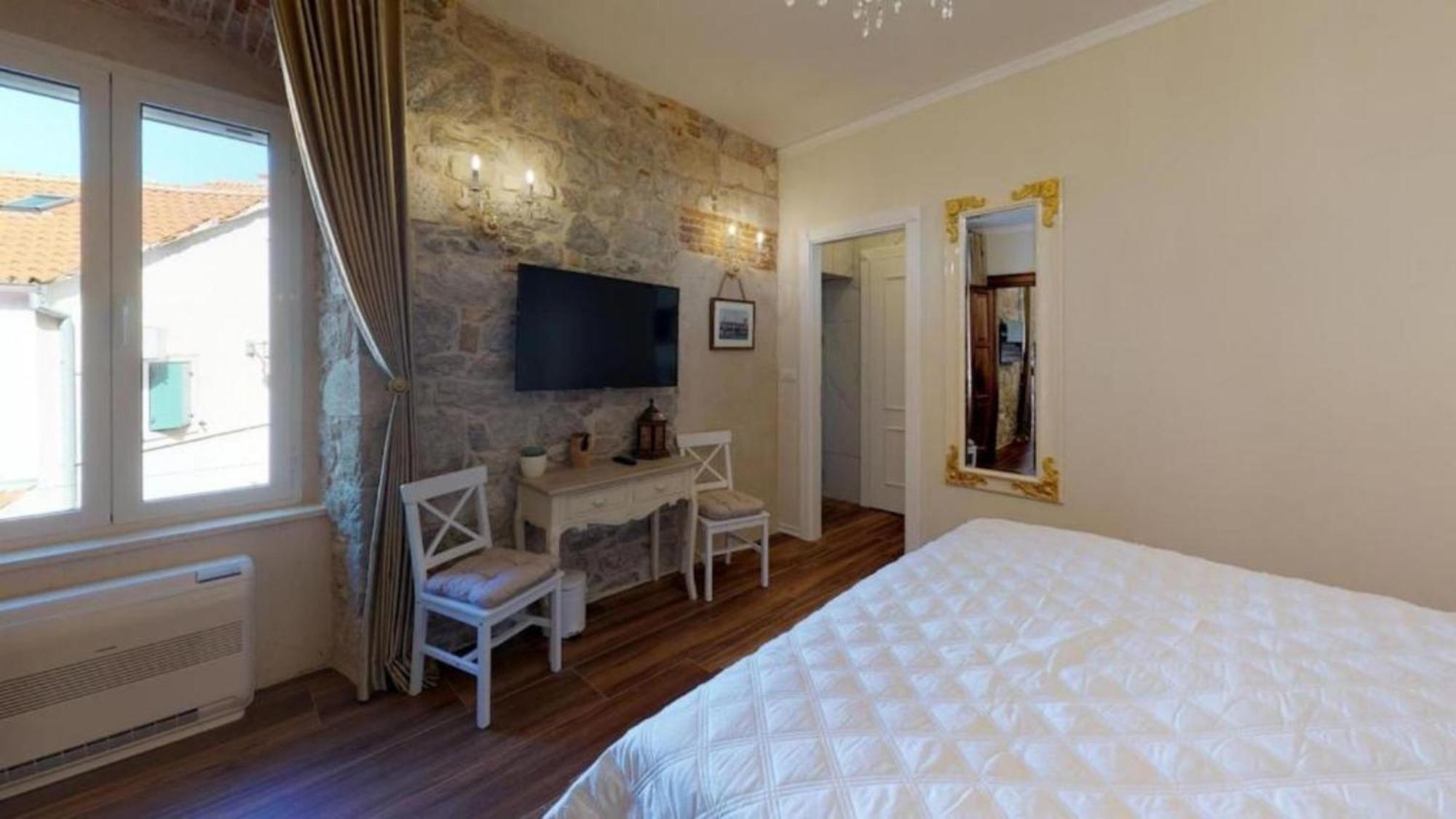 Chrysanta Apartment