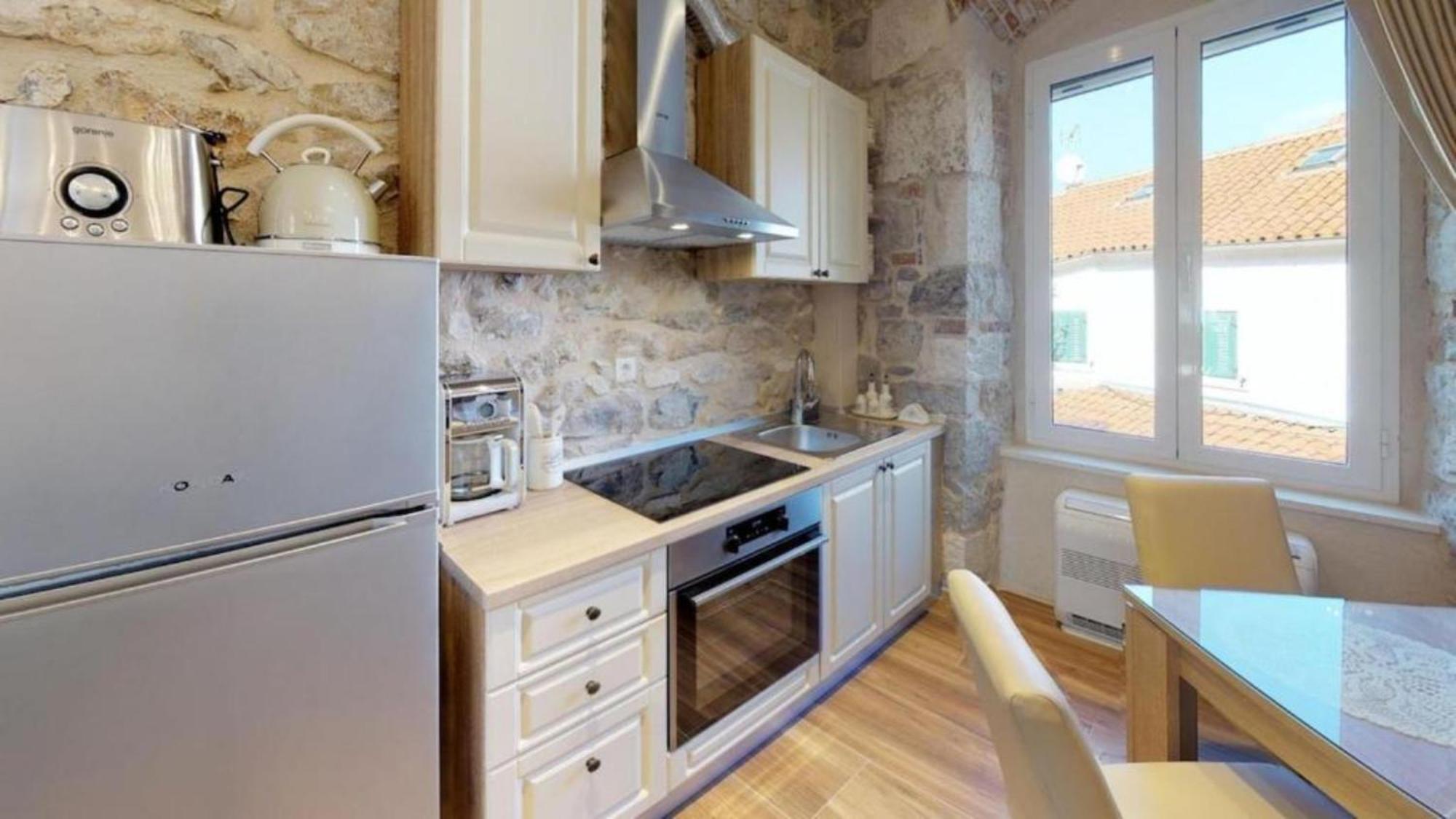 Chrysanta Apartment *