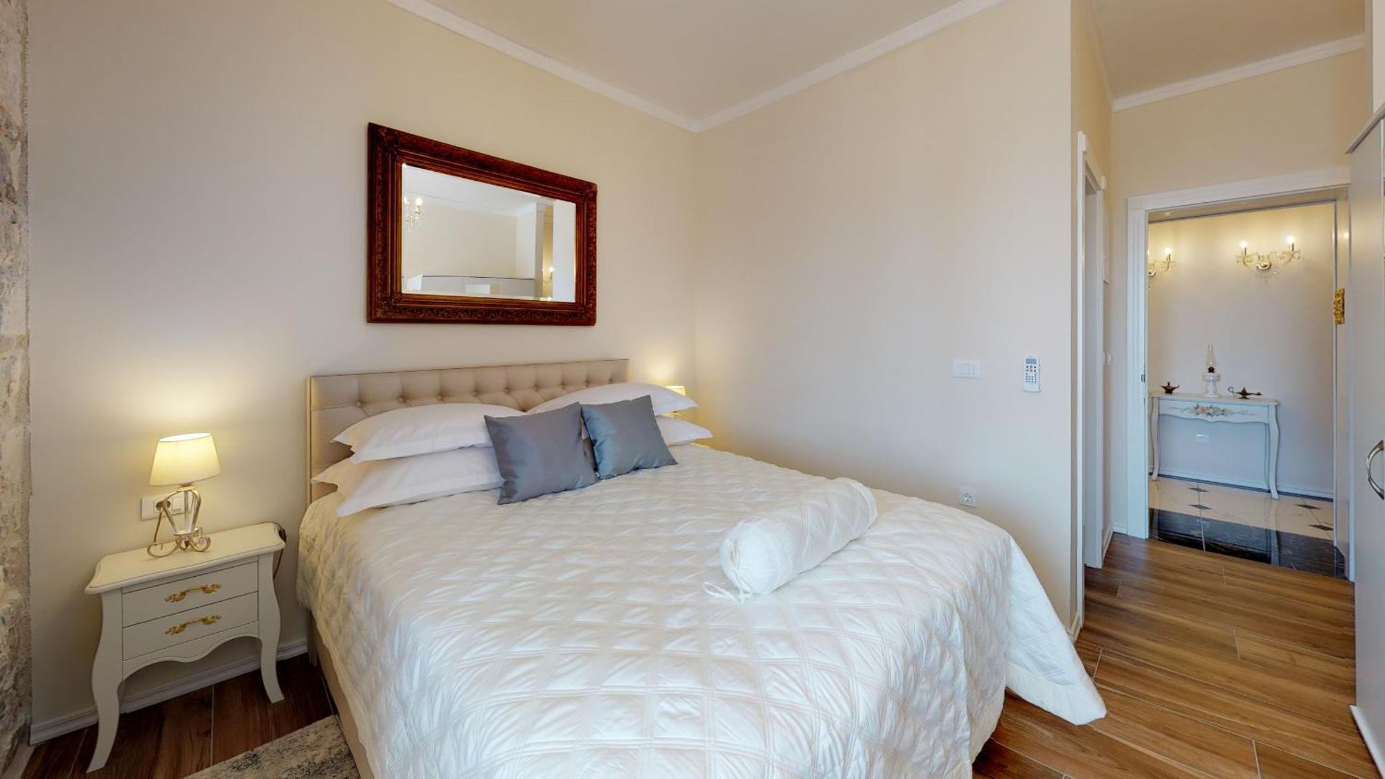 Chrysanta Apartment Split